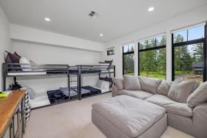 a living room with a couch and a bunk bed at Par 6 Lodge in Cle Elum
