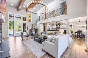 a living room with a white couch and a table at Casa Mia in Cle Elum