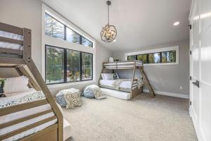 a bedroom with two bunk beds and a chandelier at Casa Mia in Cle Elum