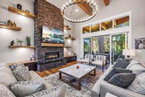 a living room with a couch and a fireplace at Four Seasons Lodge in Cle Elum