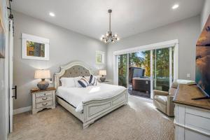 a bedroom with a bed and a chair and a window at Four Seasons Lodge in Cle Elum