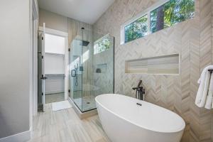 a bathroom with a white tub and a glass shower at Four Seasons Lodge in Cle Elum +44 photos