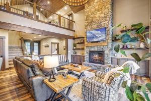 a living room with a couch and a fireplace at Suncadia Dreamin Lodge in Cle Elum