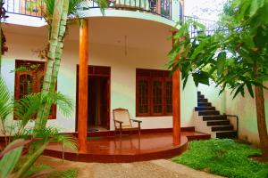 une chaise assise devant une maison dans l'établissement Wayside Mirissa, à Mirissa