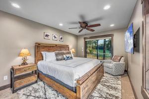 a bedroom with a bed and a ceiling fan at Suncadia Dreamin Lodge in Cle Elum +58 photos