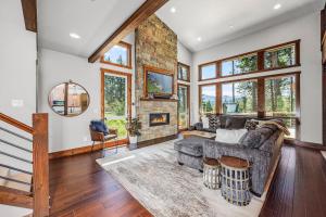 a living room with a couch and a fireplace at Three Pines in Cle Elum