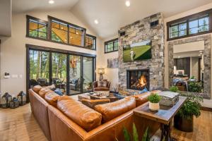 a living room with a large couch and a fireplace at Idol Pines in Cle Elum