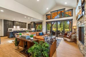 a living room with a couch and a table at Idol Pines in Cle Elum