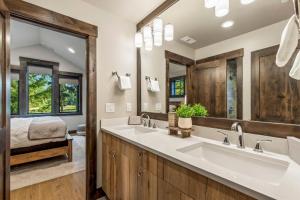 a bathroom with two sinks and a large mirror at Idol Pines in Cle Elum +59 photos