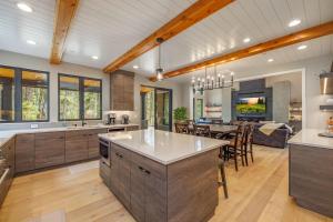 a kitchen and living room with a table and chairs at Mountain Modern Lodge in Cle Elum