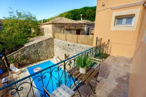 ein Balkon mit einer Bank und ein Gebäude in der Unterkunft Lithari Suites in Sokrákion