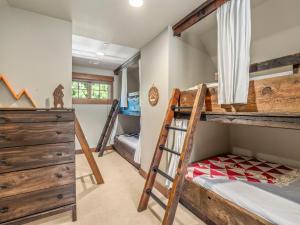 a bunk bed room with two bunk beds at Gilden Glade Sanctuary in Cle Elum