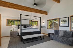 a bedroom with a bed and a couch at Skyline in Roslyn +59 photos