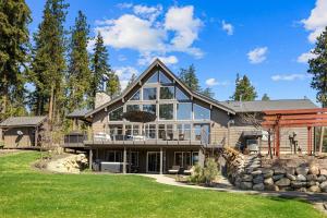 a large house with a gambrel roof at Skyline in Roslyn