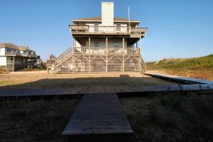 a house sitting on top of a wooden deck at 2408 - Herring Gull in Duck