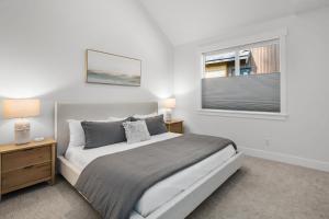 a bedroom with a large bed and a window at Sun Seeker in Cle Elum