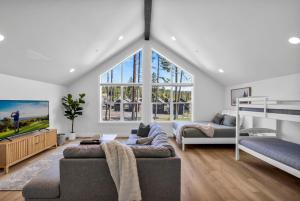 a living room with two couches and a tv at Sun Seeker in Cle Elum