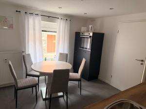 a kitchen and dining room with a table and chairs at Ferienwohnung Cookie in Elxleben