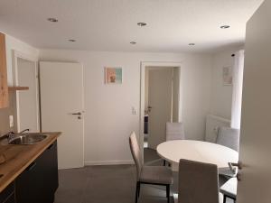 a kitchen and dining room with a table and chairs at Ferienwohnung Cookie in Elxleben +5 photos