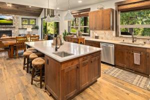 a large kitchen with wooden cabinets and a kitchen island at Parkside Lodge in Cle Elum