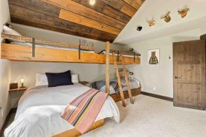 a bedroom with two bunk beds in a room at Parkside Lodge in Cle Elum