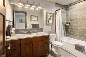 a bathroom with a sink and a toilet and a tub at Parkside Lodge in Cle Elum +44 photos