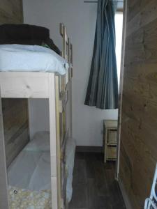 a small room with a bunk bed and a window at ZEcamping 3 étoiles avec piscine et pataugeoire in Saint-Projet