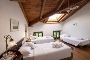 ein Zimmer mit vier Betten und einer Decke mit einem Fenster in der Unterkunft Greif Boutique Juna in Aurisina + 130 Fotos