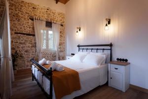 ein Schlafzimmer mit einem großen Bett und einem Fenster in der Unterkunft Lithari Suites in Sokrákion + 43 Fotos