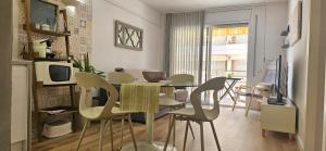 a dining room with a table and chairs at Residencial Colibrí in Cambrils