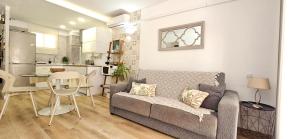 a living room with a couch and a kitchen at Residencial Colibrí in Cambrils