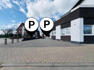 a sign that says pp in front of a building at Emilbnb in der Monheimer Straße in Monheim