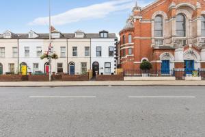 an empty street in front of a building at Romantic getaway with private hot tub in Belfast