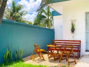 a patio with a table and chairs and a bench at Cocoa by Casa Momo Apartamento Acogedor y Céntrico in Bacalar