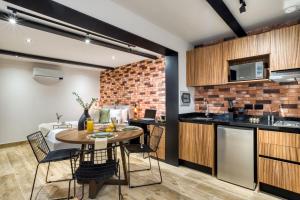 a kitchen and dining room with a table and chairs at ULIV Roma Norte in Mexico City