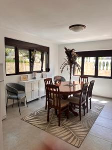 a dining room with a table and chairs at Villa Luna Blue in Brca