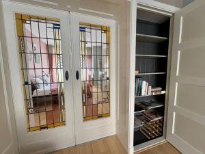 a room with two doors with stained glass at Sfeervol appartement met tuin bij centrum & station in Dordrecht +12 photos