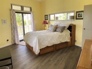 a bedroom with a large bed and a window at 2 Bedroom 2 Bath on Golf Course in Naalehu