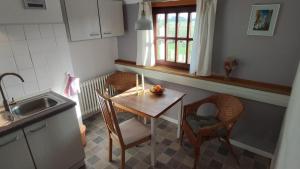 a kitchen with a table and chairs and a sink at Landhaus-Sutje-Deichblick in Böhl
