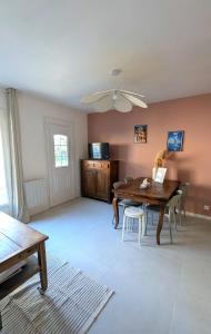 a living room with a wooden table and chairs at Les Misstinguettes in Hyenville