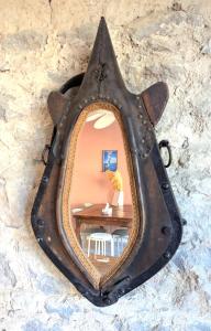a mirror on a wall with a table in it at Les Misstinguettes in Hyenville