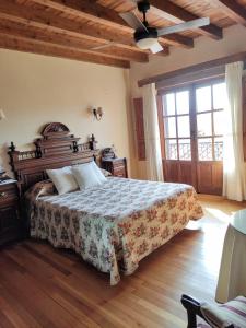a bedroom with a large bed and a wooden ceiling at Casa Rural El Regajo Valle del Jerte in El Torno