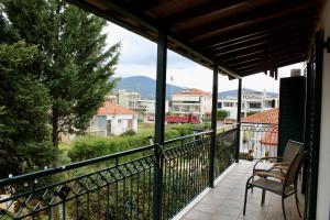 a balcony with two chairs and a view of a street at Arcadia di Vito in Tripoli