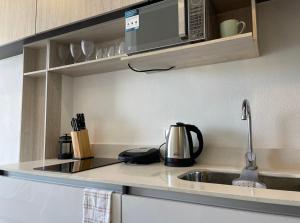 a kitchen with a sink and a microwave at Suite D’lujo: Jacuzzi privado BH in Santa Marta +72 photos