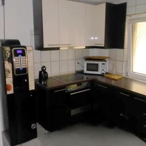 a kitchen with a microwave and a counter top at Monteurzimmer deSoL in Forst