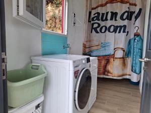 a washer and dryer in a small room at Casa d'Alegria Madeira Island in Ribeira Brava