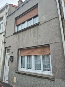 a building with two windows on the side of it at Maison Rosendalienne in Dunkerque