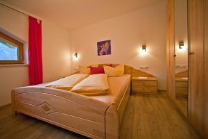 A bed or beds in a room at Apartment Oberbichl