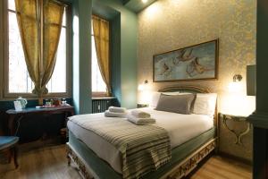 a bedroom with a bed with towels on it at Casa della Contessa Art Guest House in Turin