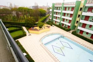 an overhead view of a swimming pool in a building at Residence Roberta - Agenzia Arcobaleno in Caorle
